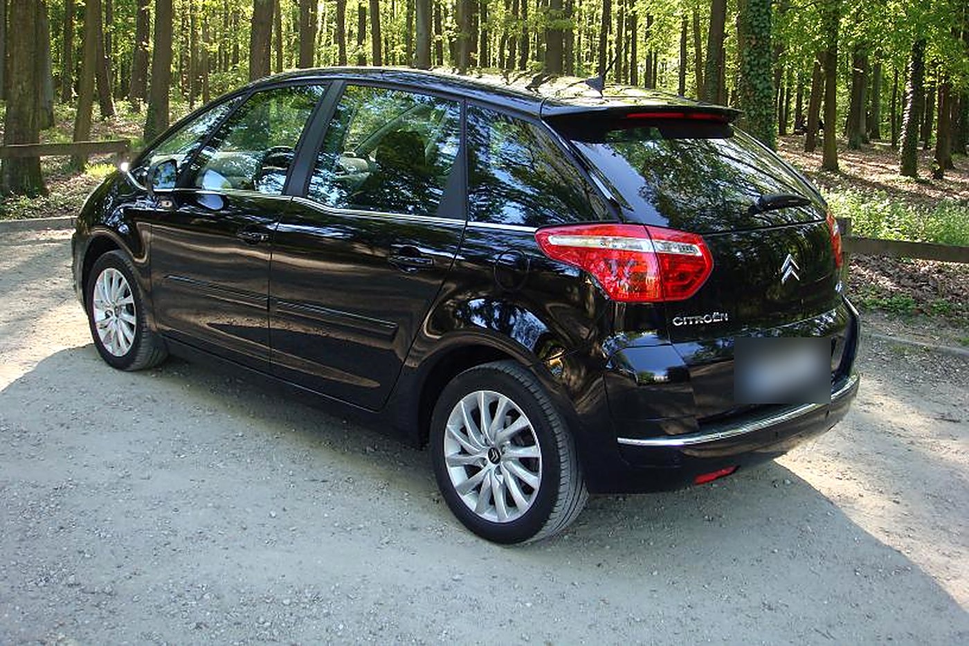 Citroën C4 Picasso noir de trois quarts arrière