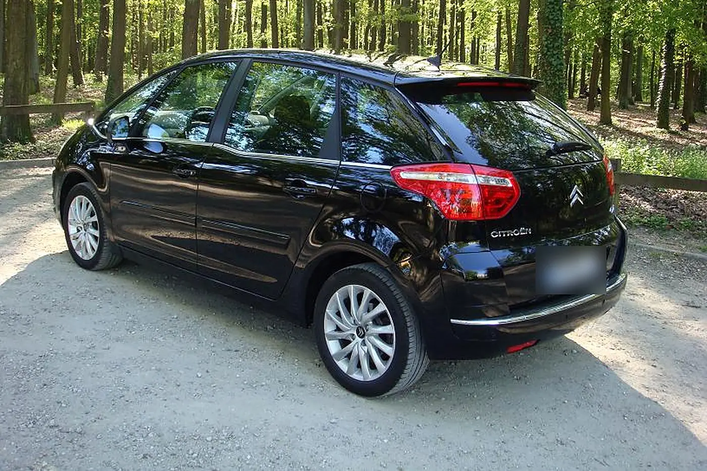 Citroën C4 Picasso noir de trois quarts arrière