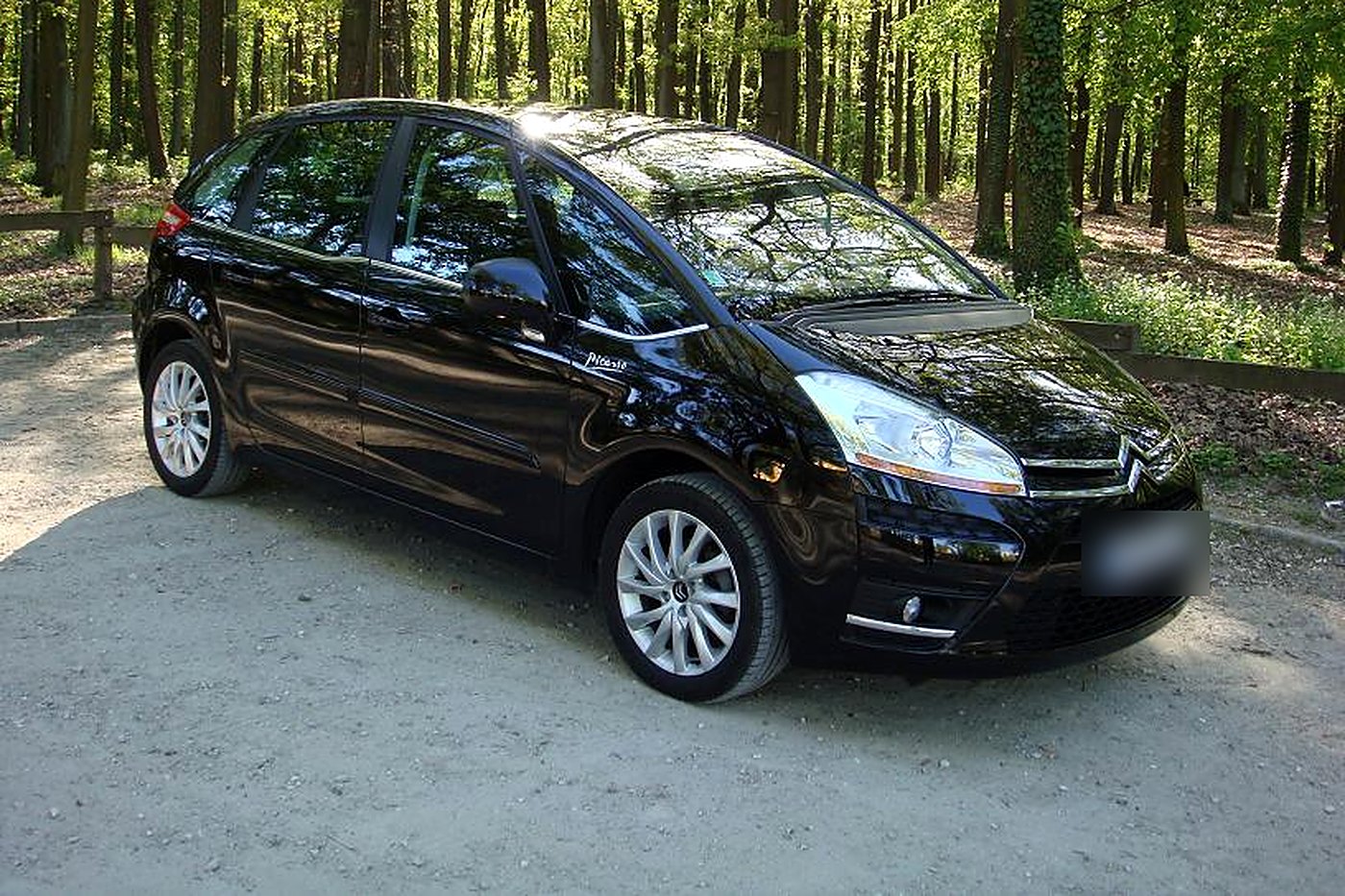 Citroën C4 Picasso noir de trois quarts avant, jantes 16 pouces