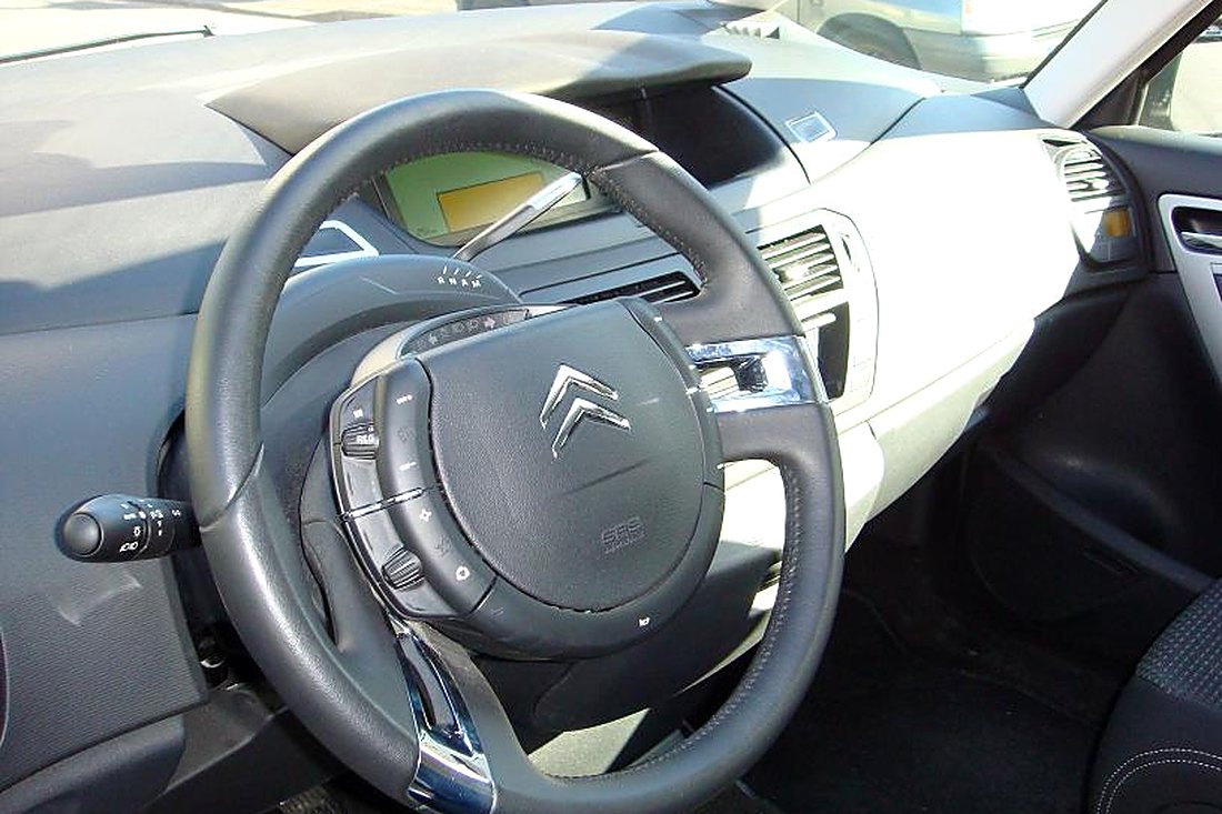Poste de conduite Citroën C4 Picasso : volant à moyeu fixe, pare-brise panoramique
