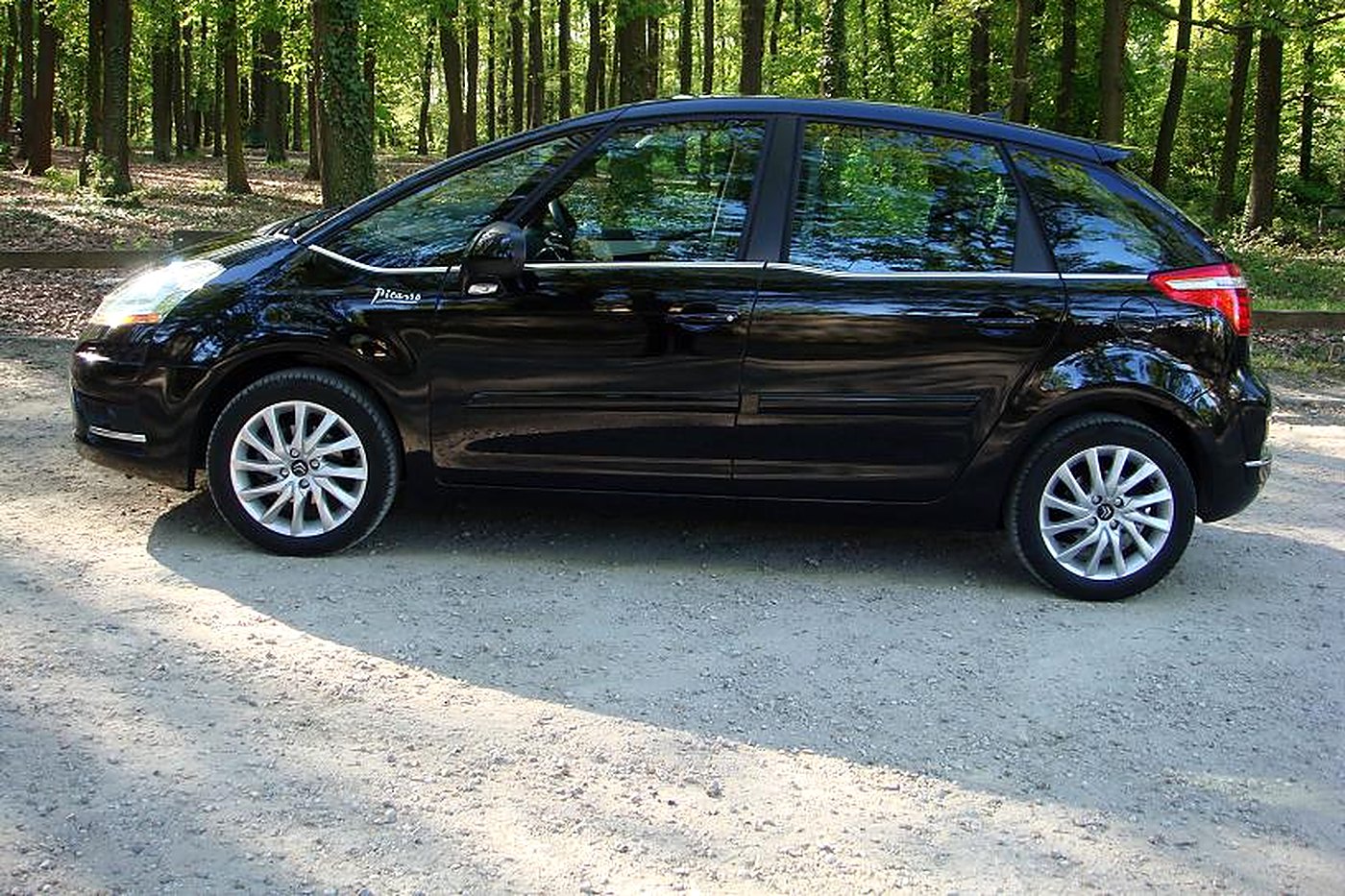 Citroën C4 Picasso noir de profil, grande surface vitrée