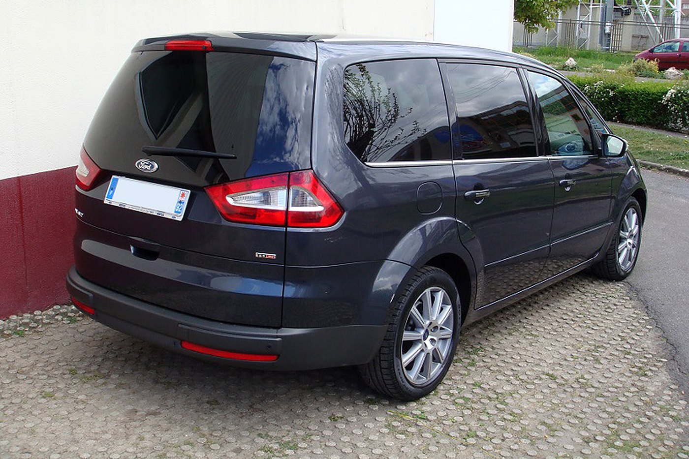 Ford Galaxy gris foncé de trois quarts arrière