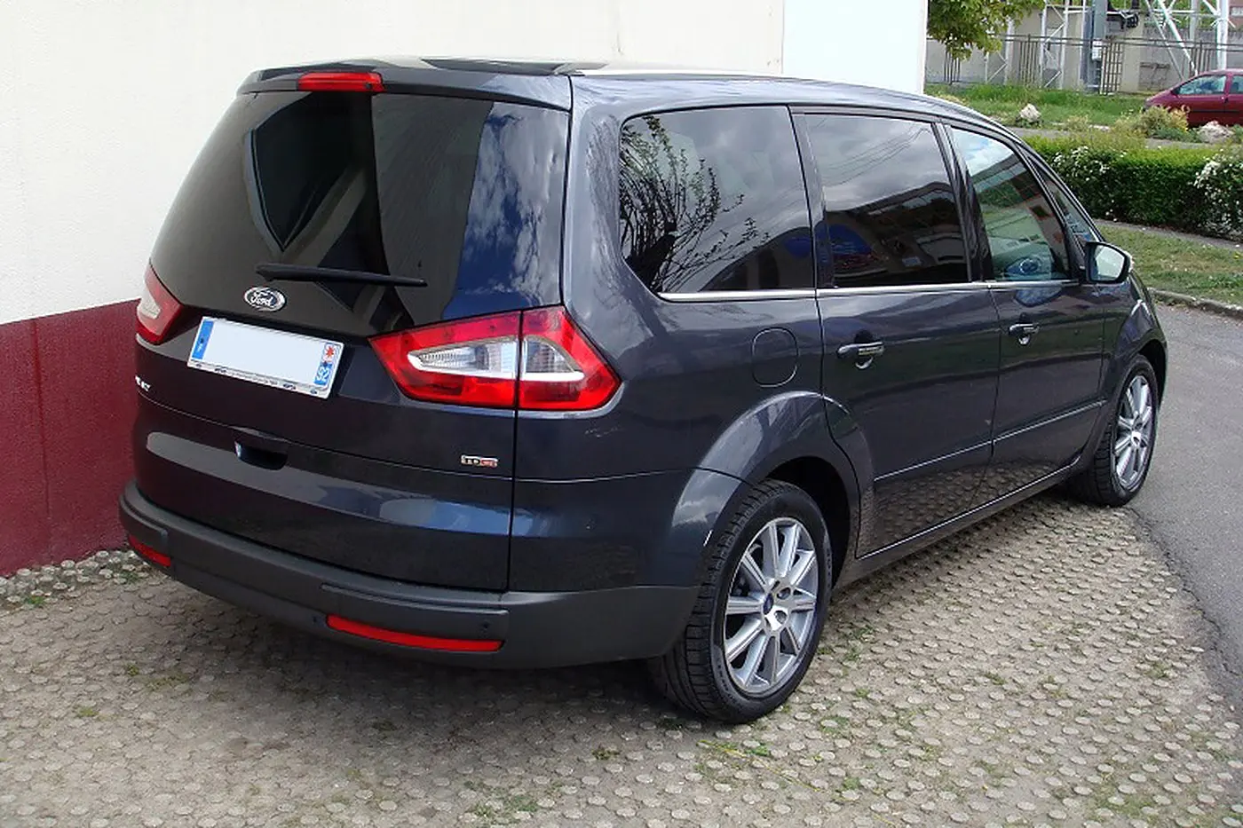 Ford Galaxy gris foncé de trois quarts arrière