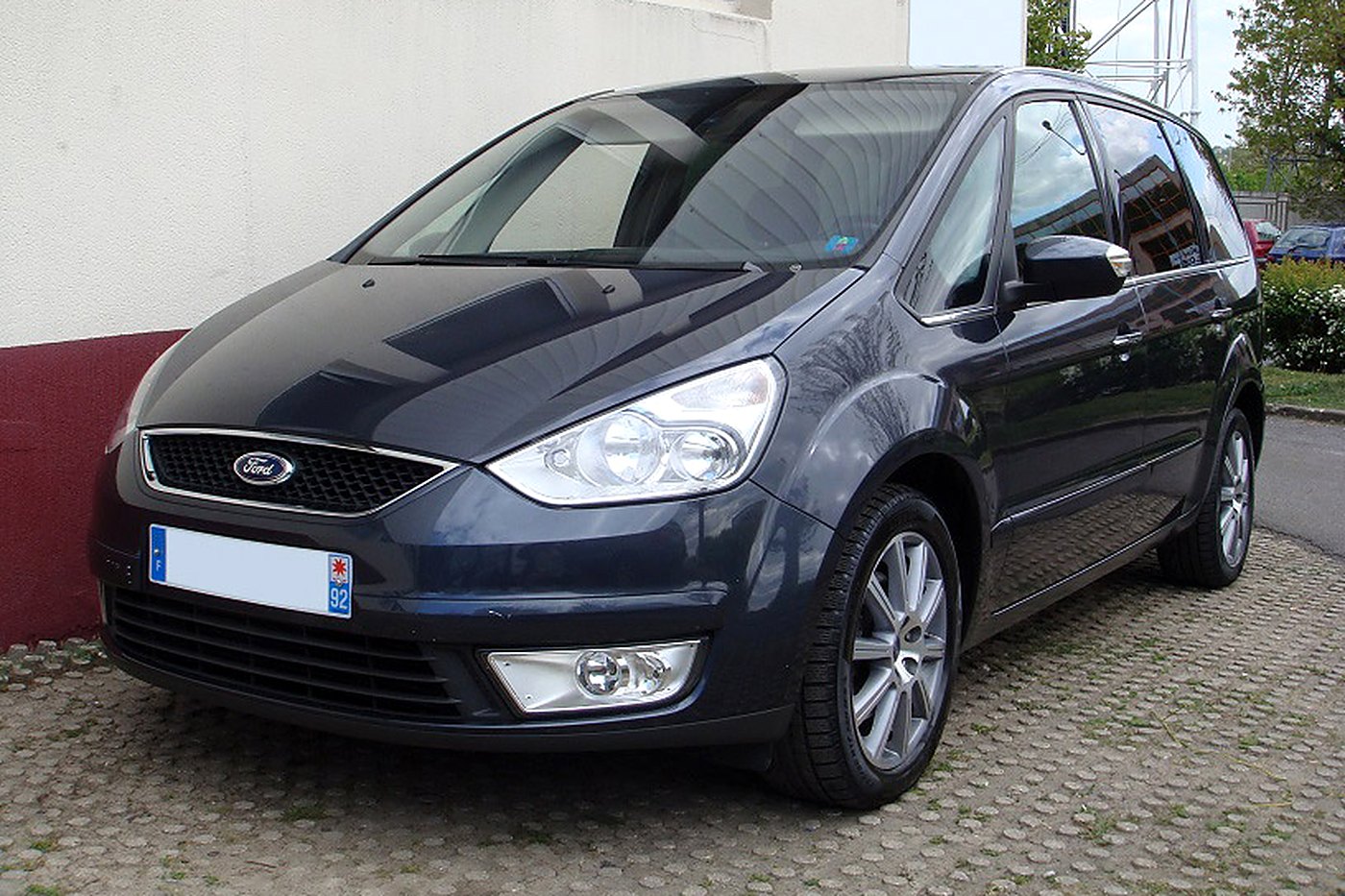 Ford Galaxy gris foncé de trois quarts avant