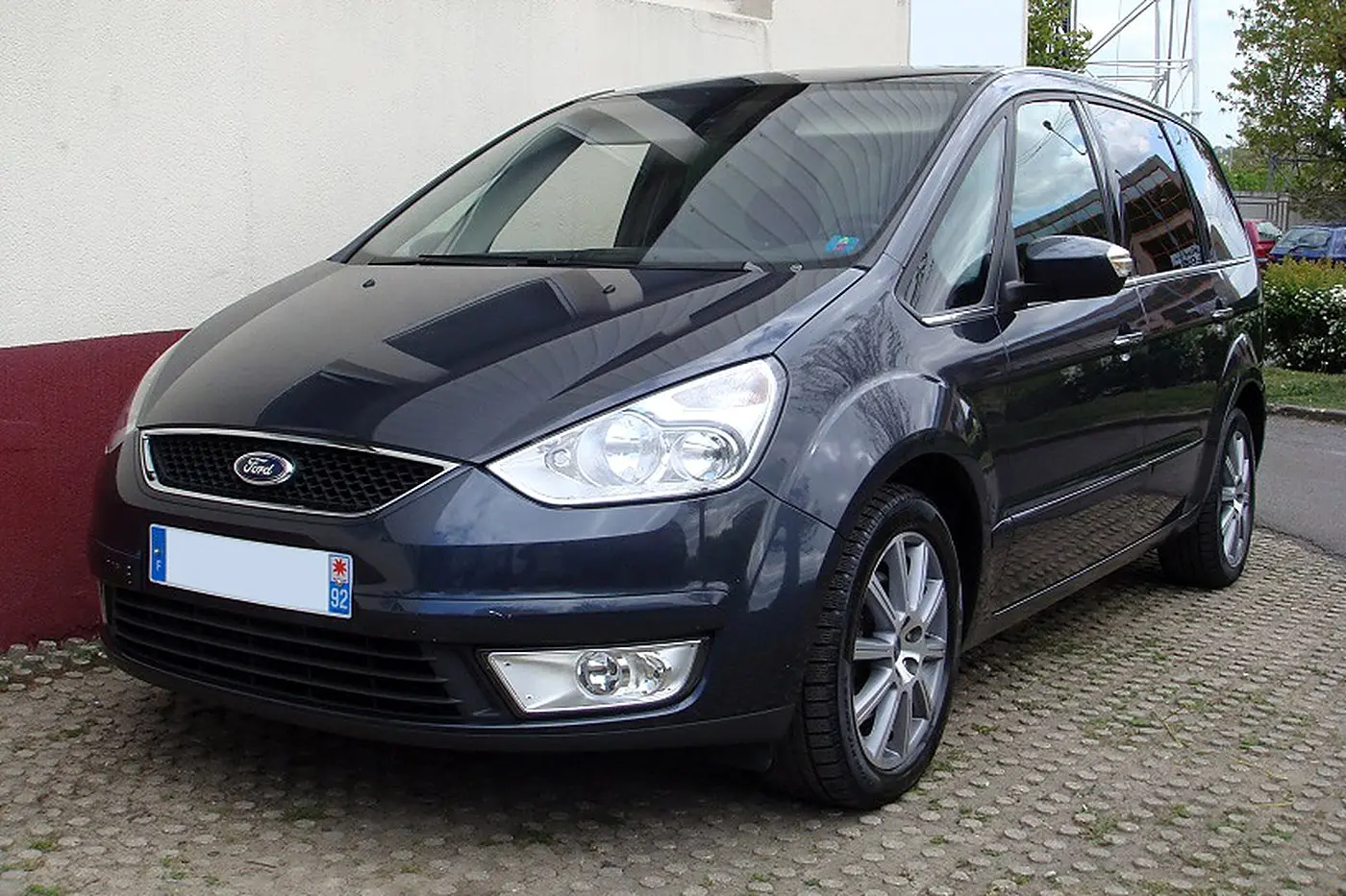 Ford Galaxy gris foncé de trois quarts avant