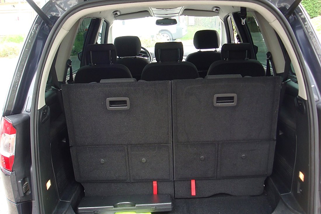 Coffre d'un Ford Galaxy avec le troisième rang rabattu
