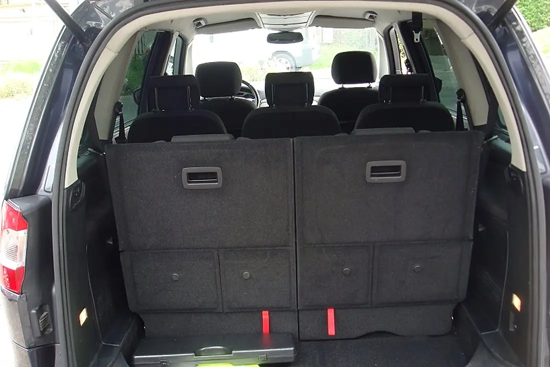 Coffre d'un Ford Galaxy avec le troisième rang rabattu
