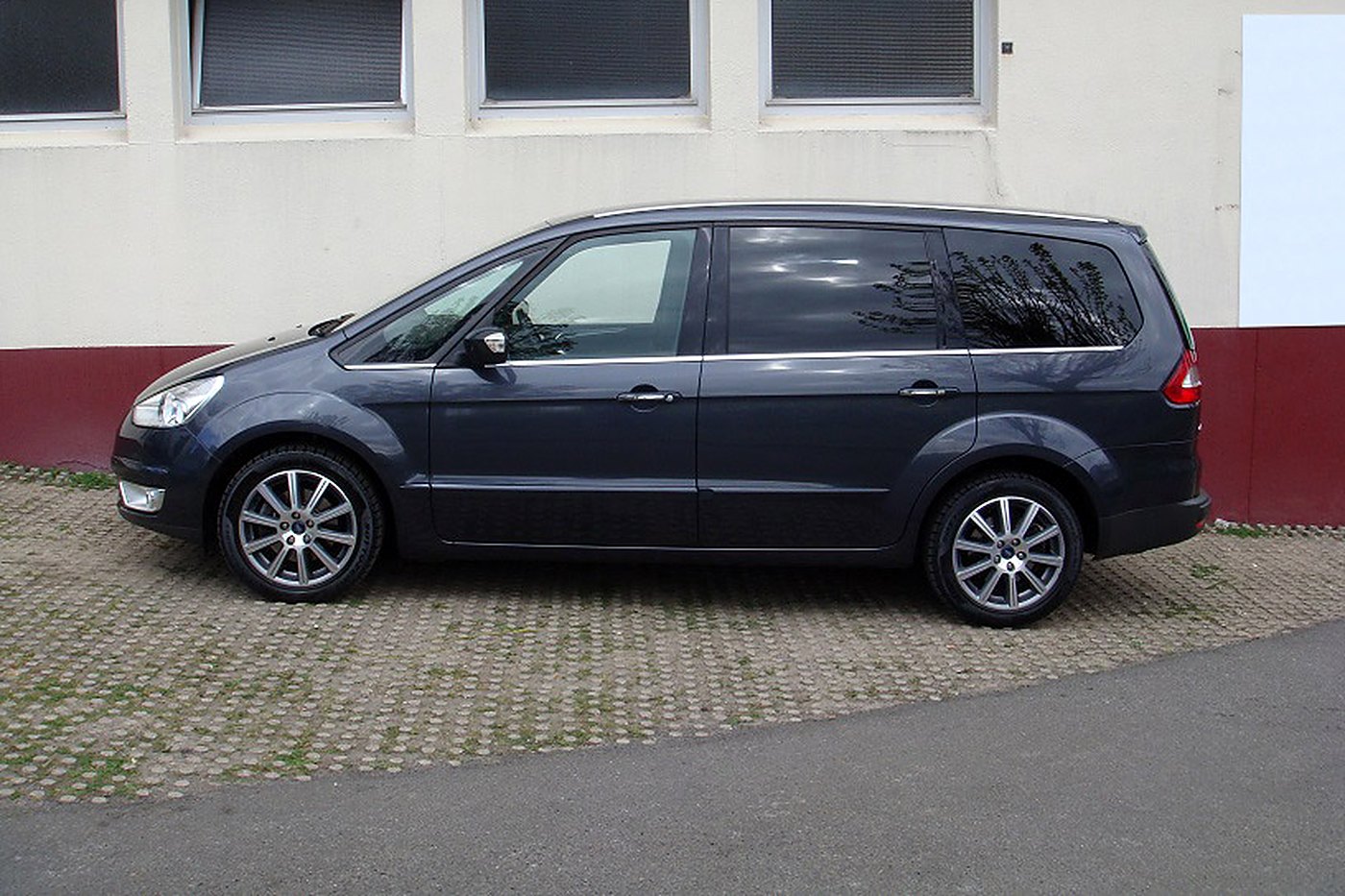 Ford Galaxy gris foncé de profil