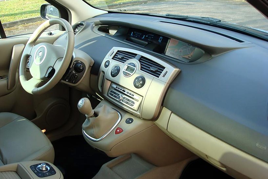 Planche de bord Renault Grand Scénic II : volant, console centrale, compteurs numériques