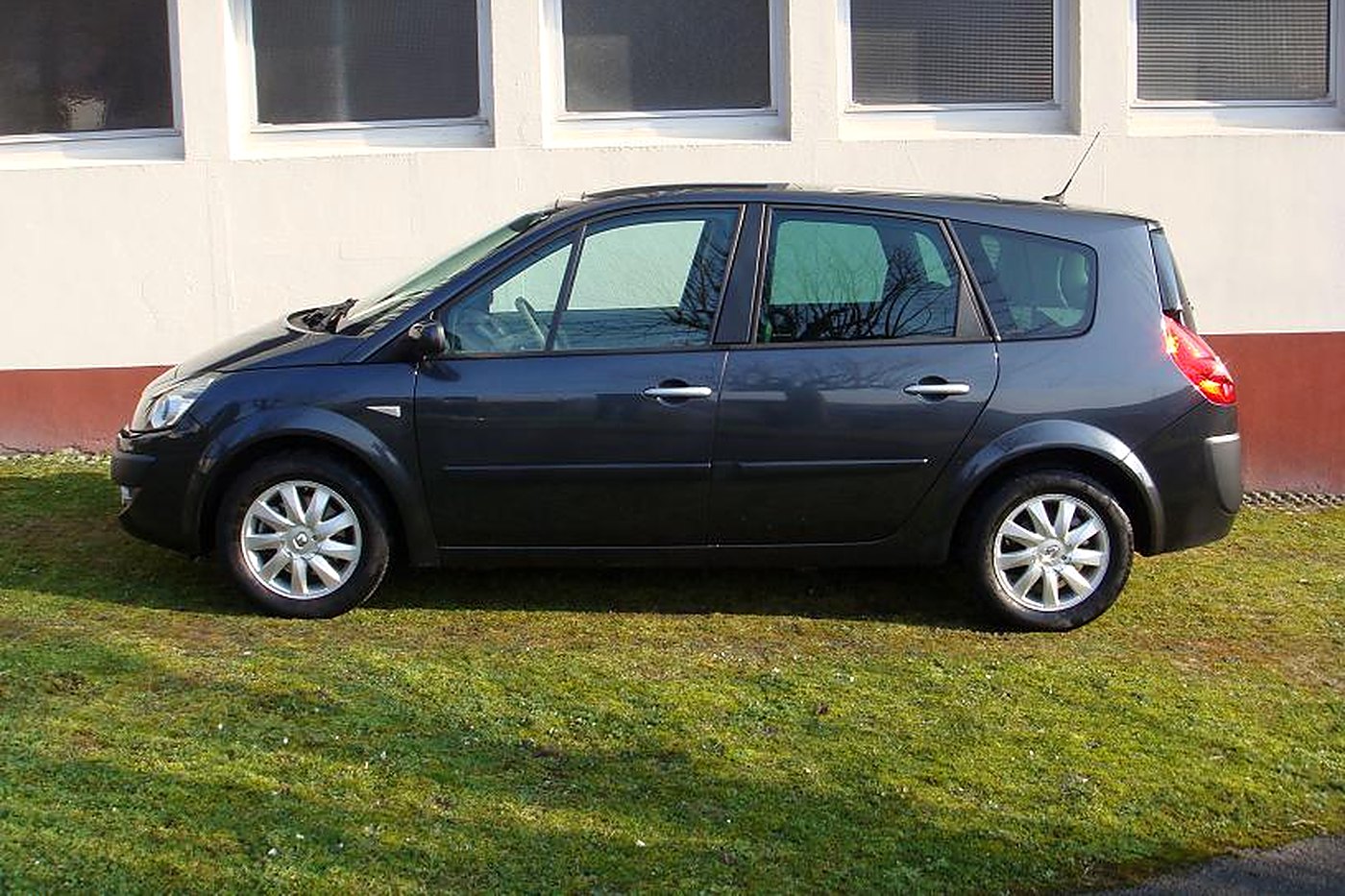 Renault Grand Scénic II gris foncé de profil
