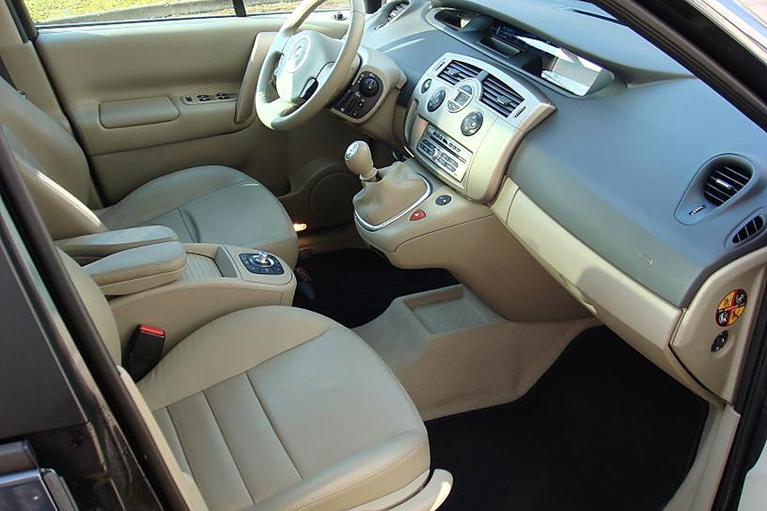 Sièges avant cuir beige d'un Renault Grand Scénic II